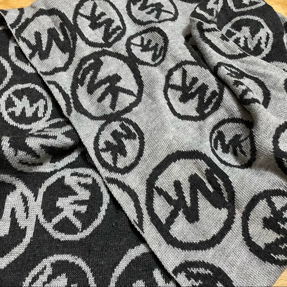 Micheal Kors scarf - Picture 2 of 3